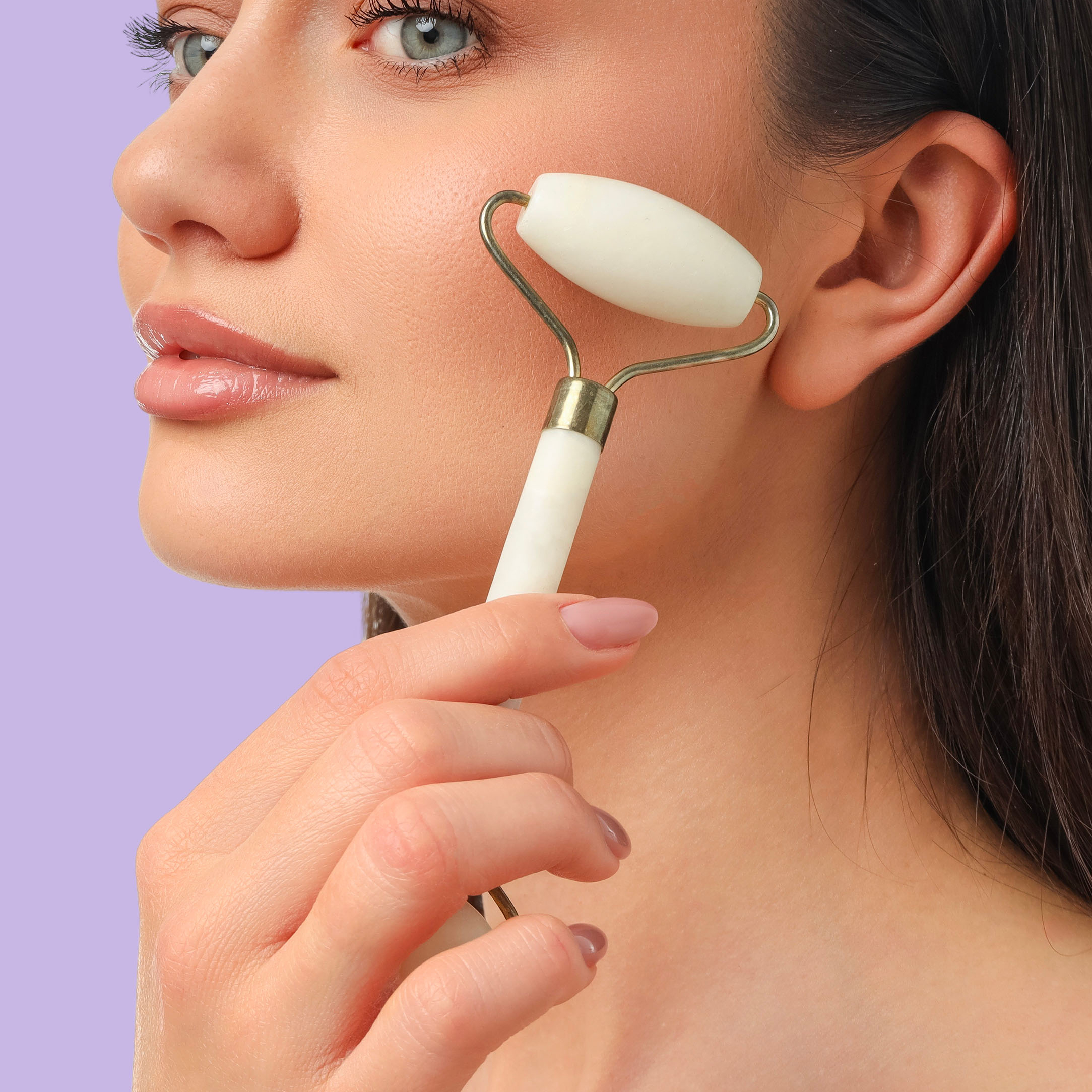 donna con gua sha
